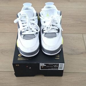 Jordan 4 Retro Light Lemon Twist.